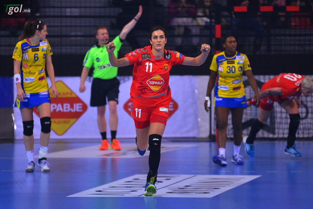 Sanja Damnjanovic aláírt